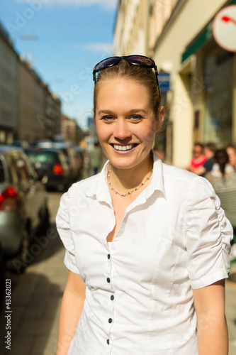 Photo: Junge Frau im Sommer in der Stadt Junge Frau im Sommer in der Stadt