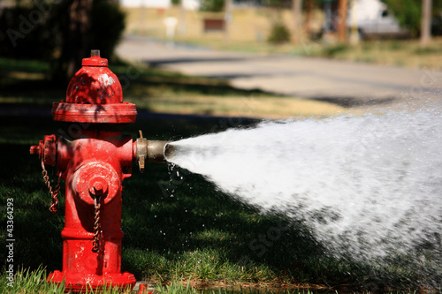 Foto: Open Fire Hydrant Spraying High Pressure Water Open Fire Hydrant Spraying High Pressure Water