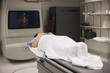 Foto: Asian woman laying on x-ray table in hospital Asian woman laying on x-ray table in hospital