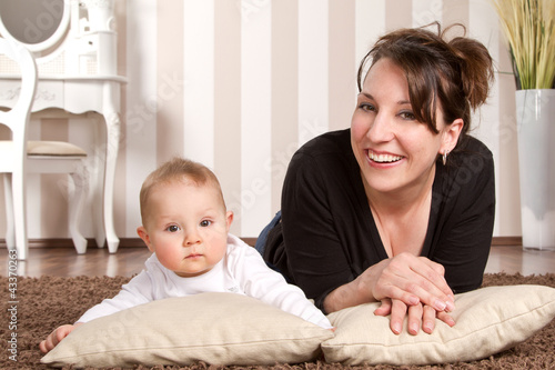Photo: mama mit baby zu hause mama mit baby zu hause