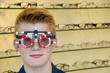 Junge mit Messbrille beim Optiker