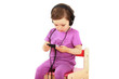 Mädchen hört Musik mit einem mp3 Player