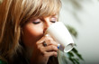 Blonde Frau mit Cafe