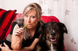 Foto: Blonde Frau mit Hund und elektrischer Zigarette Blonde Frau mit Hund und elektrischer Zigarette