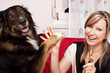 Junge Frau mit Hund und E-Zigarette