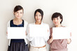 Foto: asian businesswomen holding a whiteboard asian businesswomen holding a whiteboard
