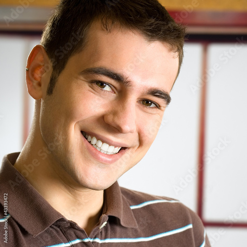 Foto: Portrait of happy smiling young man Portrait of happy smiling young man