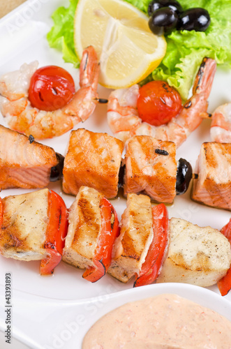 Foto: grilled salmon and shrimps grilled salmon and shrimps
