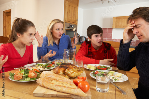 Foto: Teenage Family Having Argument Whilst Eating Lunch Together In K Teenage Family Having Argument Whilst Eating Lunch Together In K