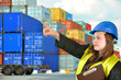 Frau im Beruf Containerterminal