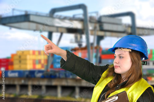 Photo: Frau im Beruf Containerterminal Frau im Beruf Containerterminal