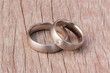 ringe auf holzuntergrund