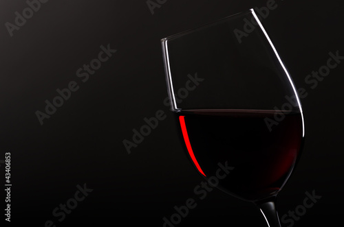 Photo: Weinglas mit Rotwein vor schwarzem Hintergrund Weinglas mit Rotwein vor schwarzem Hintergrund