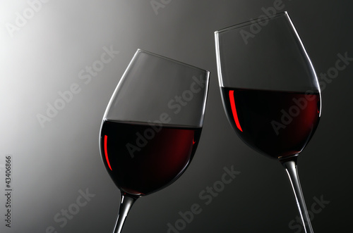 Photo: zwei Weingläser mit Rotwein zwei Weingläser mit Rotwein