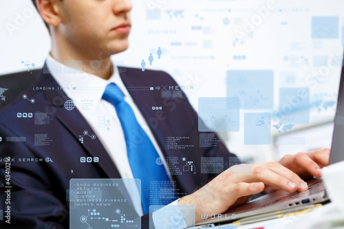 Foto: Business person working on computer Business person working on computer