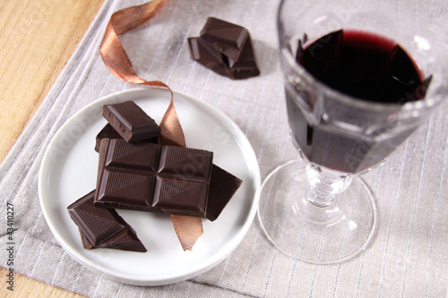 Photo: rotwein und zartbitterschokolade rotwein und zartbitterschokolade