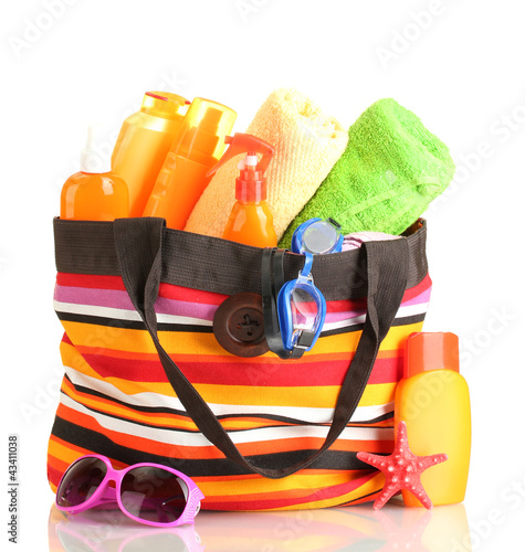 Foto: Beach bag with beach accessories, isolated on white Beach bag with beach accessories, isolated on white