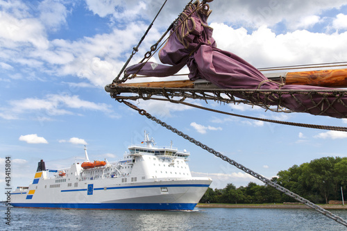 Photo: Fährschiff und Segelschiff in Travemünde, Deutschland Fährschiff und Segelschiff in Travemünde, Deutschland