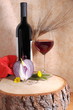 Vino rosso con calice e spiga di grano