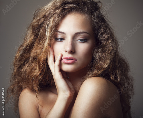 Foto: Beautiful young woman with gorgeous curly hair Beautiful young woman with gorgeous curly hair