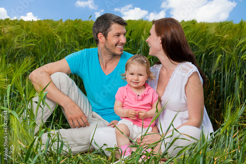 Foto: familie im feld familie im feld