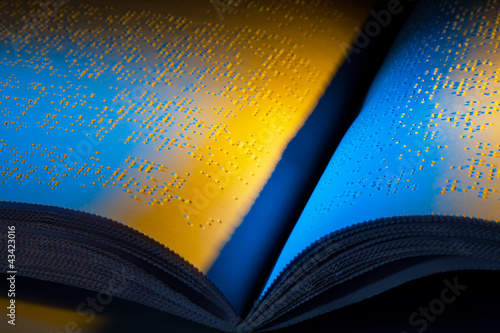 Foto: Buch in Blindenschrift. Braille Schrift für Blinde Buch in Blindenschrift. Braille Schrift für Blinde