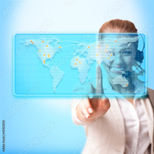 Photo: Callcenter Mitarbeiterin vor Weltkarte Callcenter Mitarbeiterin vor Weltkarte