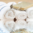 serviettes enroulées et savon artisanal