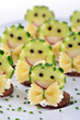 Frischkäsehäppchen mit Gemüsedeko und Farfalle