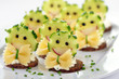Lustige Appetithäppchen mit Kräuterfrischkäse und Gemüsedeko
