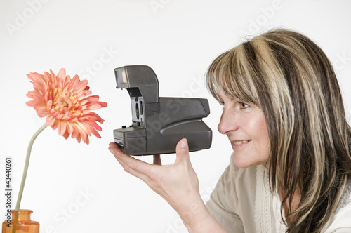 Foto: woman photograph orange flower woman photograph orange flower