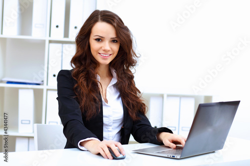 Foto: Young busines woman with notebook Young busines woman with notebook