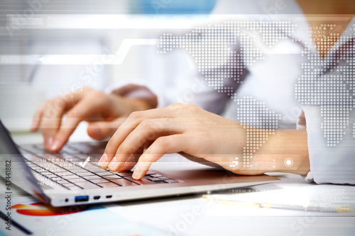 Foto: Business person working on computer Business person working on computer