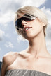 Foto: Frau mit modischer Sonnenbrille Frau mit modischer Sonnenbrille