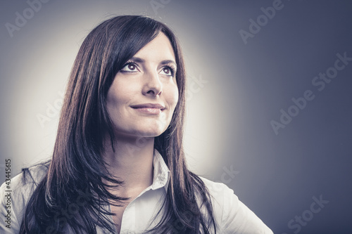 Photo: Hübsche Frau mit hoffnungsvollem Blick Hübsche Frau mit hoffnungsvollem Blick