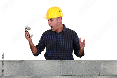 Foto: Entrepreneur screaming in front of an alarm clock Entrepreneur screaming in front of an alarm clock