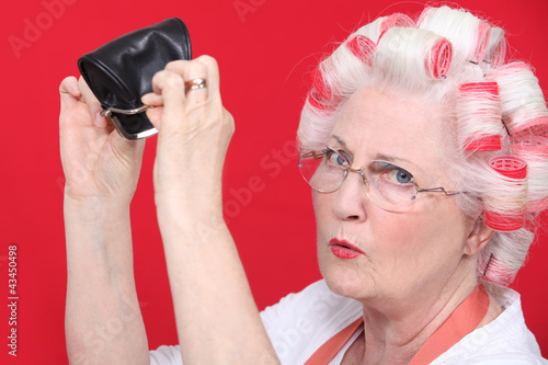 Foto: grandma with hair curlers and empty purse grandma with hair curlers and empty purse