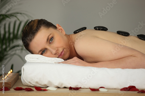 Foto: young woman relaxing in a spa center young woman relaxing in a spa center