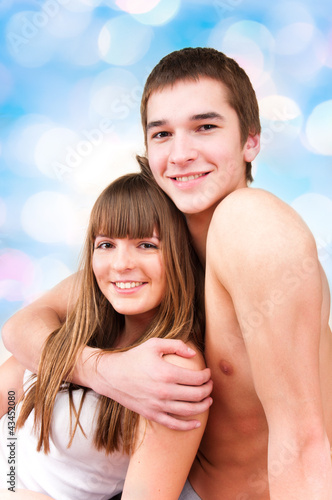 Foto: Portrait of cosy couple relaxing in bedroom - Indoor Portrait of cosy couple relaxing in bedroom - Indoor