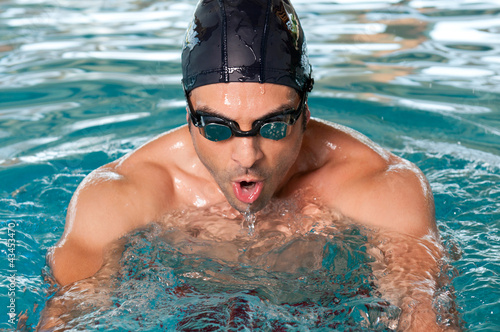 Foto: Swimming young man Swimming young man