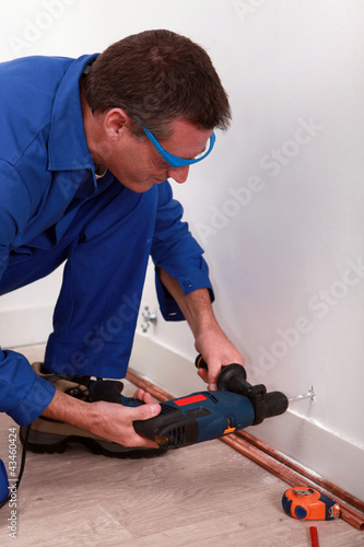Foto: craftsman making a hole with a power drill craftsman making a hole with a power drill