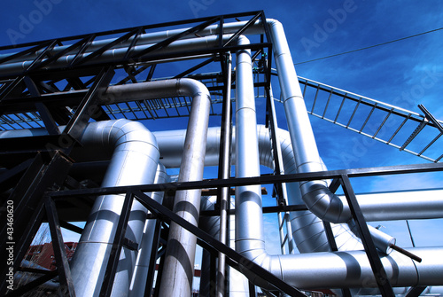 Foto: Industrial zone, Steel pipelines and cables in blue tones Industrial zone, Steel pipelines and cables in blue tones