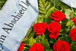 Ein frisches Grab auf einem Friedhof