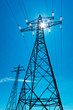 Strommast mit Sonne und Himmel