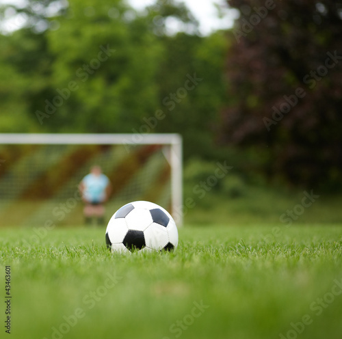 Photo: Symbolfoto Fußball auf Rasen Symbolfoto Fußball auf Rasen