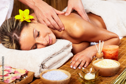 Foto: Young woman in Spa massage salon. Young woman in Spa massage salon.