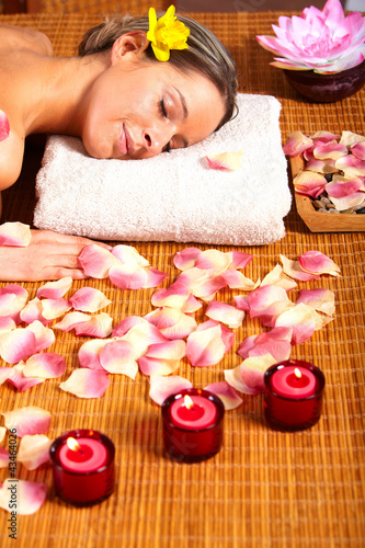 Foto: Young woman in Spa massage salon. Young woman in Spa massage salon.