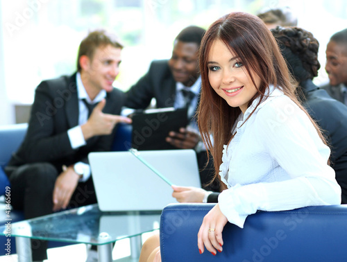 Foto: Closeup of a pretty young businesswoman smiling Closeup of a pretty young businesswoman smiling