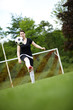 Frau beim Fußball hochhalten