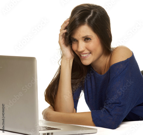 Foto: Pretty happy woman using laptop computer Pretty happy woman using laptop computer